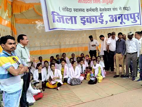 एनएचएम संविदा स्वास्थ्य कर्मचारी अनिश्चितकालीन हड़ताल पर