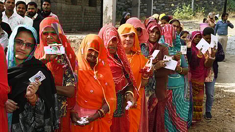 मतदान स्थल पर मतदान करने की अपनी बारी के इन्तजार में लाइन में खड़ी महिलाएं.