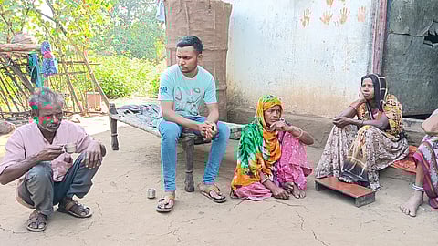 बाँसवाड़ा के कुशलगढ़ में एक आदिवासी परिवार 