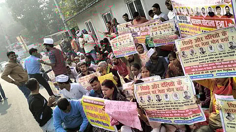 डिप्टी सीएम के घर के बाहर बैठे अभ्यर्थी