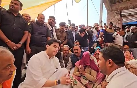 सिंधिया का मानना है कि शहर के लोग न केवल प्रशासन के साथ मिलकर काम कर रहे हैं, बल्कि सामाजिक जिम्मेदारियों को भी बखूबी निभा रहे हैं। 