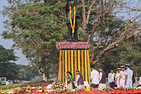 बाबासाहेब भीमराव अंबेडकर को श्रद्धांजलि अर्पित करती हुईं राष्ट्रपति द्रौपदी मुर्मू