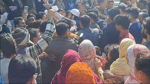 विदेशी फंडिंग को लेकर एटीएस व एनआईए की मुफ्ती खालिद पर हुई कार्रवाई के दौरान भीड़ इकट्ठा करने, धक्का मुक्की करने और सरकारी कार्य में बाधा डालने को लेकर कोतवाली पुलिस ने बड़ी कार्रवाई की है।