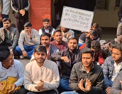 प्रदर्शन करते छात्र 