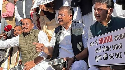 कटोरा लेकर विधानसभा पहुँचे कांग्रेसी विधायक 