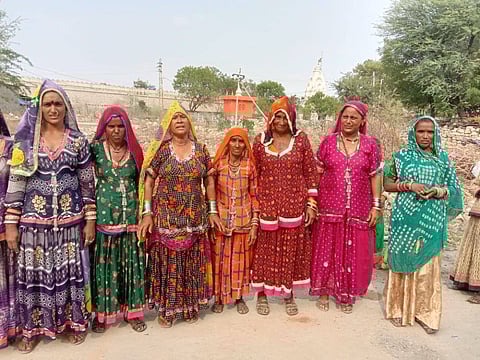 भारत में, लगभग 10 प्रतिशत आबादी विमुक्त और खानाबदोश है, जबकि विमुक्त जनजातियों की संख्या लगभग 150 है, खानाबदोश जनजातियों की आबादी में लगभग 500 अलग-अलग समुदाय शामिल हैं। (सांकेतिक चित्र)