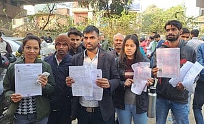 अभ्यर्थियों का धरना जारी