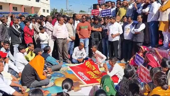 लोगों ने किया प्रदर्शन 