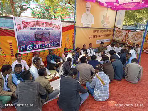 गुरूवार को घरना स्थल पर मौजूद समाज जन 