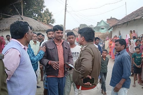 पीड़ित परिजनों से बात करते पुलिस अधिकारी