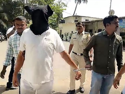 56 वर्षीय पिता एक कुख्यात अपराधी है। 
