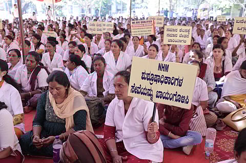अनिश्चितकालीन हड़ताल पर बैठे नर्स और पैरा-मेडिकल कर्मचारी