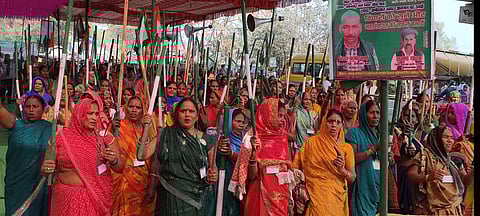 औने-पौने दाम पर जमीन अधिग्रहण करने और वाजिब मुआवजे की मांग को लेकर धरने पर महिला किसान.