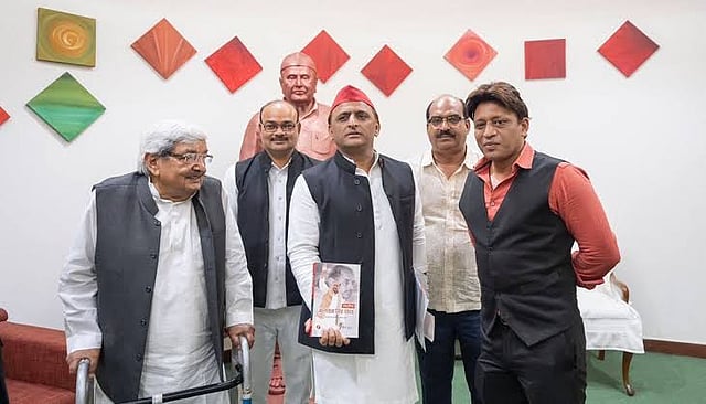 समाजवादी पार्टी के राष्ट्रीय अध्यक्ष व यूपी के पूर्व मुख्यमंत्री अखिलेश यादव के साथ फ्रैंक हुजूर.