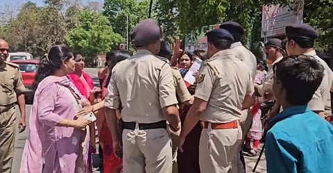 33 फीसद महिला आरक्षण की मांग को लेकर प्रदर्शन