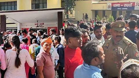 थाने का घेराव करते ग्रामीण 