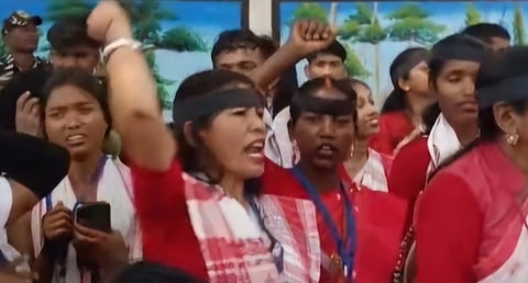 आंदोलनरत आदिवासी महिलाएं.