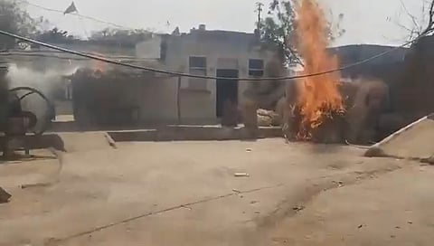 जलता हुआ पीड़िता का घर 