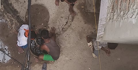 कामगरों को बिना सुरक्षात्मक उपकरणों के मानव मल को साफ़ करते और मैनहोल खोलते हुए देखा जा सकता है।