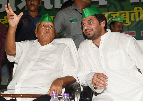 बिहार : लालू यादव ने बेटे तेज प्रताप को पार्टी से निकाला, कहा- परिवार में कोई भूमिका नहीं रहेगी 