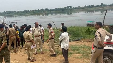 मजदूर की हत्या के बाद मौके पर पहुँची पुलिस 