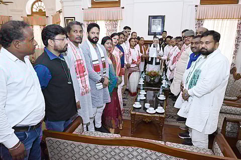 धरना-प्रदर्शन की अगुवाई कांग्रेस के झारखंड प्रभारी के. राजू, सह प्रभारी सिरीबेला प्रसाद और प्रदेश कांग्रेस अध्यक्ष केशव महतो कमलेश ने की।