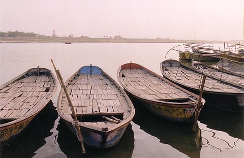 Heatwave Hits Pilgrim Turnout at Sangam, Boatmen Struggle to Make Ends Meet