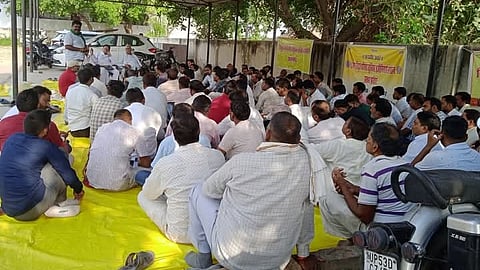 Dharna in Azamgarh against electricity privatization, farmer organizations protested