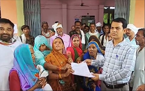 तहसील में महिलाओं ने सौंपा ज्ञापन 