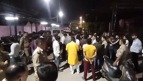 दोनों युवकों की मौत की खबर मिलते ही उनके परिजन अस्पताल पहुंच गए। 