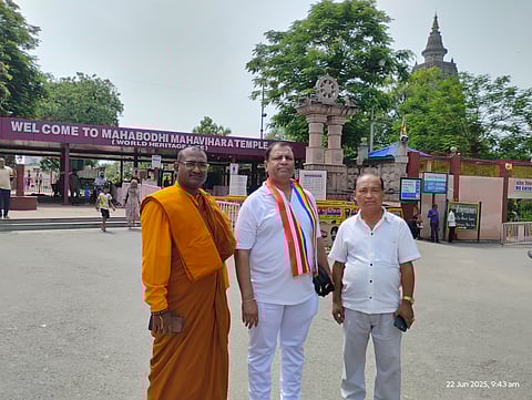 अधिवक्ता आनंद जोंधले (सेन्टर) ने स्थानीय बौद्ध रिसर्च टीम की मदद से साक्ष्य संकलित किए.