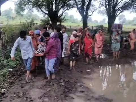 स्ट्रेचर से एम्बुलेंस तक पहुँचीं गर्भवती 