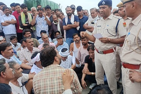 13 जुलाई को मृतका के शव के साथ परिजन और ग्रामीण कुडगाँव-सपोटरा मार्ग पर धरने पर बैठे जिससे घंटों यातायात बाधित हुआ।