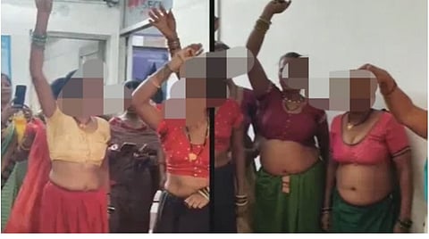 महिलाएं ब्लाउज और पेटीकोट में प्रदर्शन करते हुए 