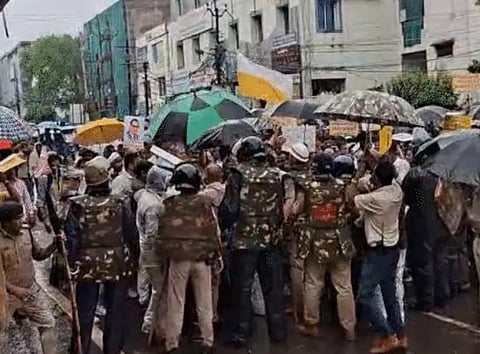 पुलिस से भिड़े ओबीसी महासभा के कार्यकर्ता 