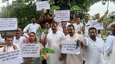 MP विधानसभा सत्र में कांग्रेस का विरोध प्रदर्शन | OBC आरक्षण और जातीय जनगणना पर सरकार को घेरा