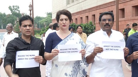 प्रियंका गांधी का संसद के बाहर प्रदर्शन