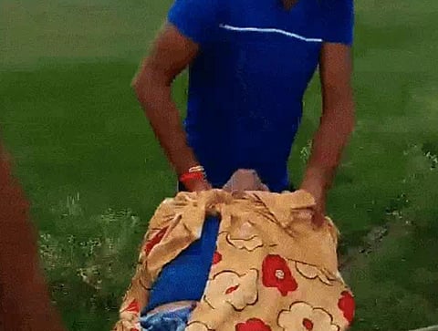 रीवा में सड़क की बदहाली के कारण 90 वर्षीय बुजुर्ग को बांस पर लिटाकर पहुंचाना पड़ा अस्पताल