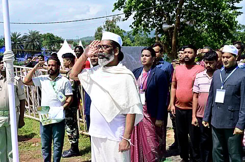 CM हेमंत सोरेन ने नेमरा में किया झंडोतोलन, शिबू सोरेन के श्राद्ध के चलते नहीं पहुंचे रांची
