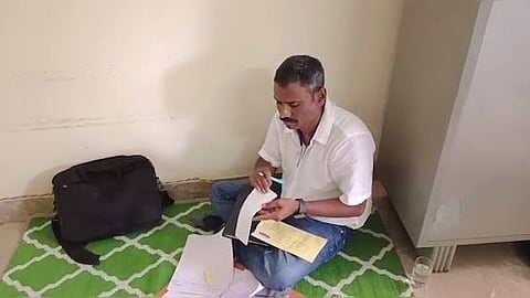 ग्वालियर के विकास निगम ऑफिस में दलित अधिकारी को नहीं दी गई कुर्सी टेबल