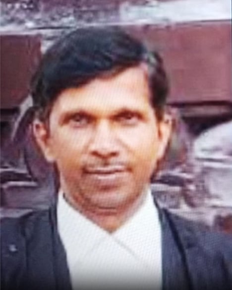 दलित छात्रा ने बताया कि गुप्ता ने उसकी अनुसूचित जाति का उपयोग अपने दुश्मनों के खिलाफ कई झूठी शिकायतें दर्ज करने के लिए किया, जिसमें उसे सरकार की एससी/एसटी राहत योजनाओं से मुआवजे का हिस्सा देने का वादा किया गया। 
