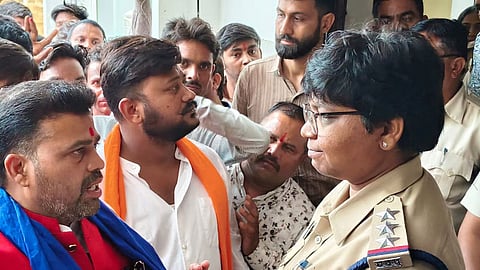 इंदौर: दलित युवक को मौत की धमकी से बेतमा में हंगामा, सैकड़ों लोगों का प्रदर्शन | Police Action Assured