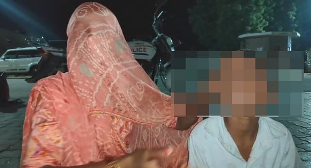 बच्चे की चोट दिखाती माँ