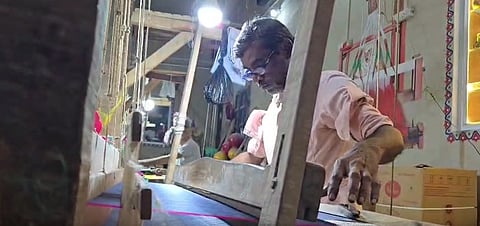 साड़ी उद्योग में बड़े पैमाने पर बेरोजगारी का खतरा मंडरा रहा है।