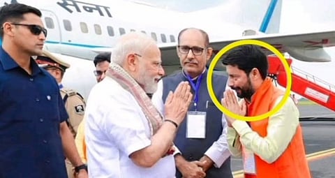 आशुतोष कुमार का जून 2025 से एक डिलीटेड सोशल मीडिया पोस्ट चर्चा में है जिसमे उन्होंने आरजेडी प्रवक्ता सारिका पासवान पर सेक्सिस्ट टिप्पणी करते हुए उनकी साड़ी उतार कर रोड पर घुमाने की धमकी दी थी।