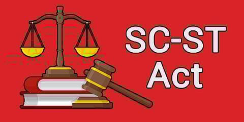 कोर्ट ने कहा कि SC/ST अधिनियम की धारा 3(1)(u) लागू होने के लिए जरूरी है कि अपमान या अत्याचार "सार्वजनिक दृष्टि" (public view) में हुआ हो। इस मामले में कथित घटना घर के भीतर हुई थी, सार्वजनिक स्थान पर नहीं।