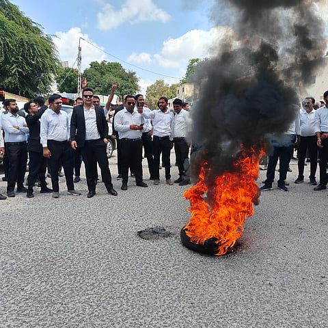 उदयपुर बार एसोसिएशन के सदस्यगण     पिछले तीन दिनों से अपनी मांग को लेकर रैली, उग्र धरना- प्रदर्शन और सुन्दरकाण्ड पाठ आदि कर रहे हैं। 