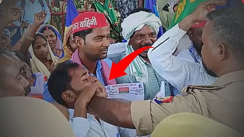 बस्ती पुलिस ने बीच सड़क पर दबाया दलित नेता का मुंह!