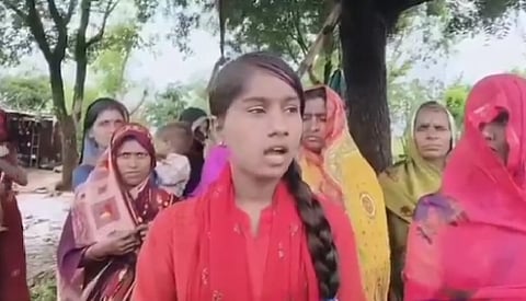 यह घटना जातिगत भेदभाव और सरकारी गुंडागर्दी के आरोपों से घिरी हुई है, जिसकी वायरल वीडियो सोशल मीडिया पर साझा की जा रही है।