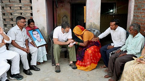 Rahul Gandhi met the family members of Hariom Valmiki.